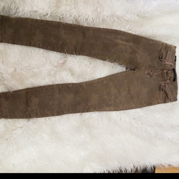Size 0 or XS..Adorable J Brand Camo Jeans - Picture 4 of 8